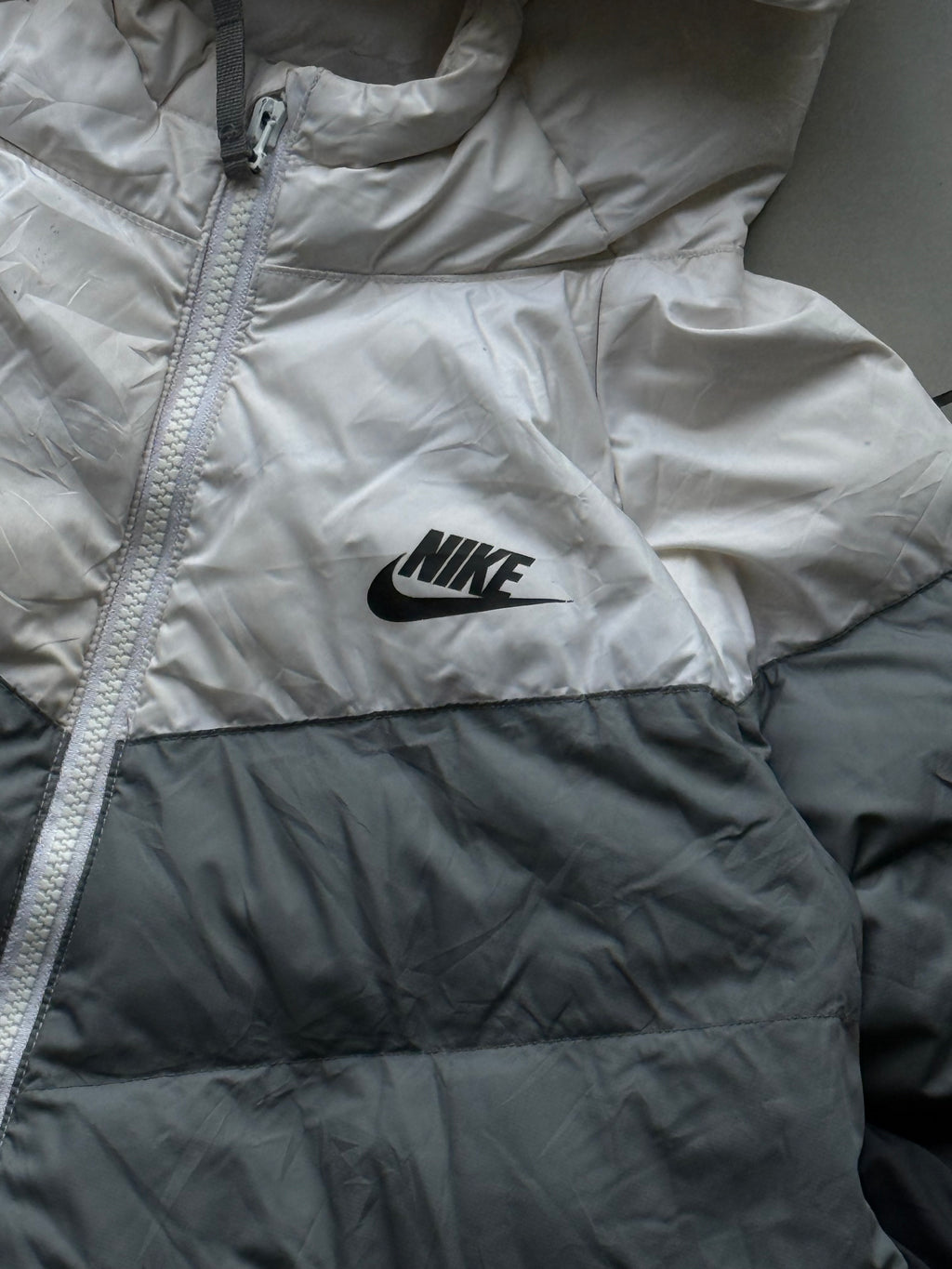 WHITE NIKE HOODE PUFFER JACKET -[S]