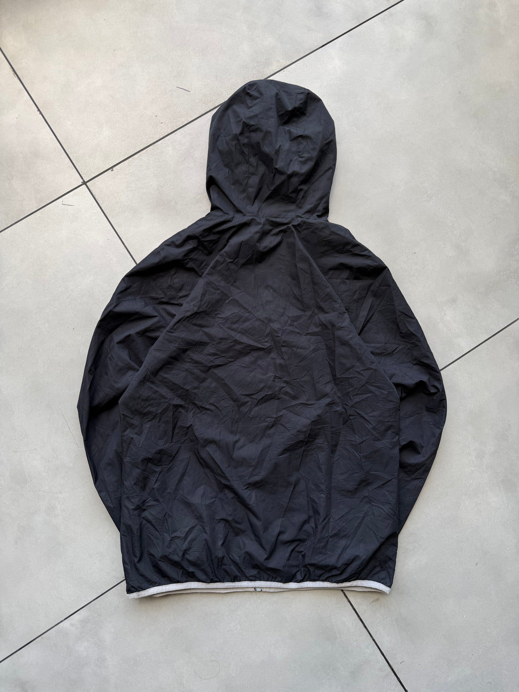 NEW BALANCE LIGHTWEIGHT HOODED WINDBREAKER -M