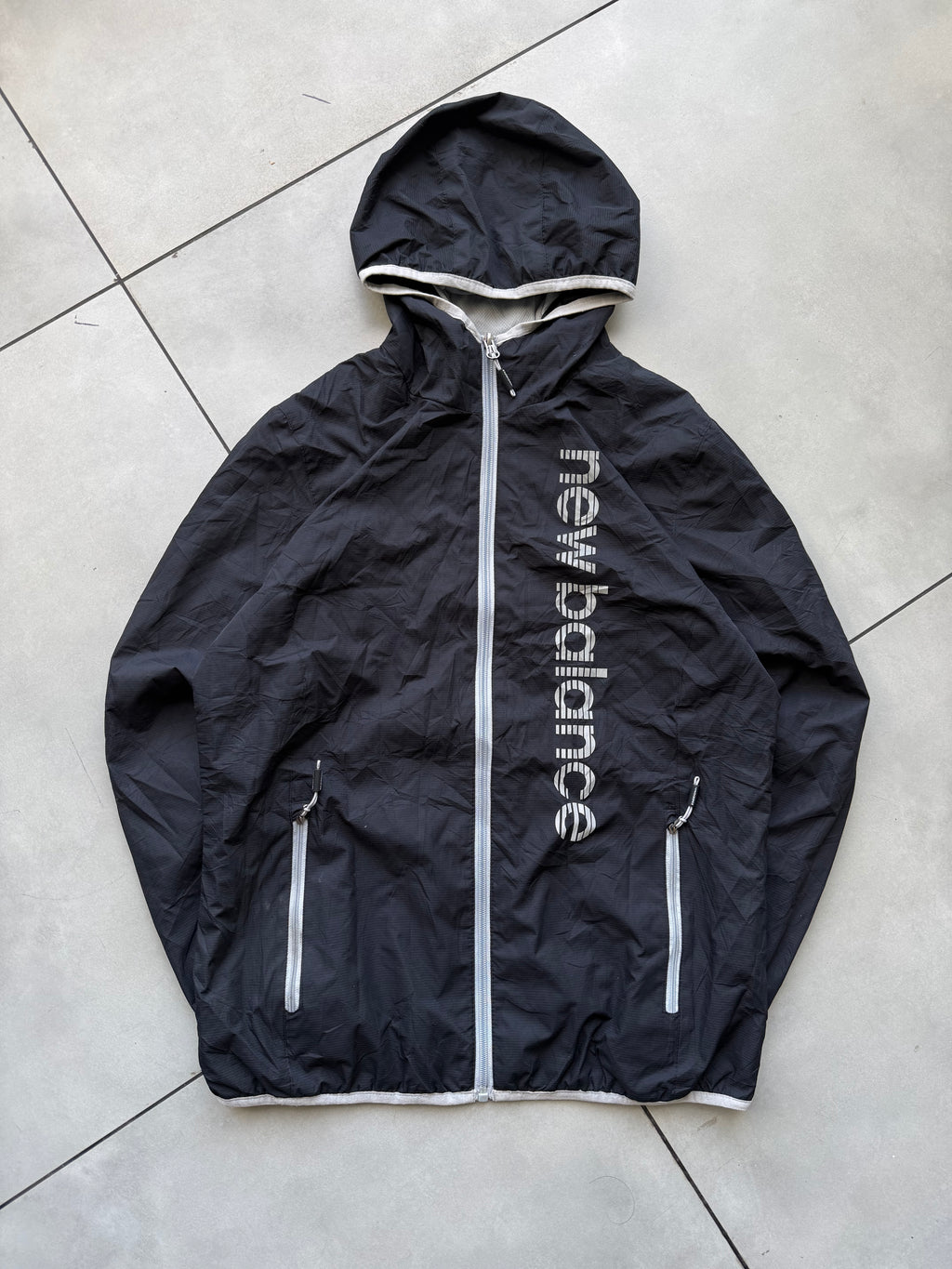 NEW BALANCE LIGHTWEIGHT HOODED WINDBREAKER -M