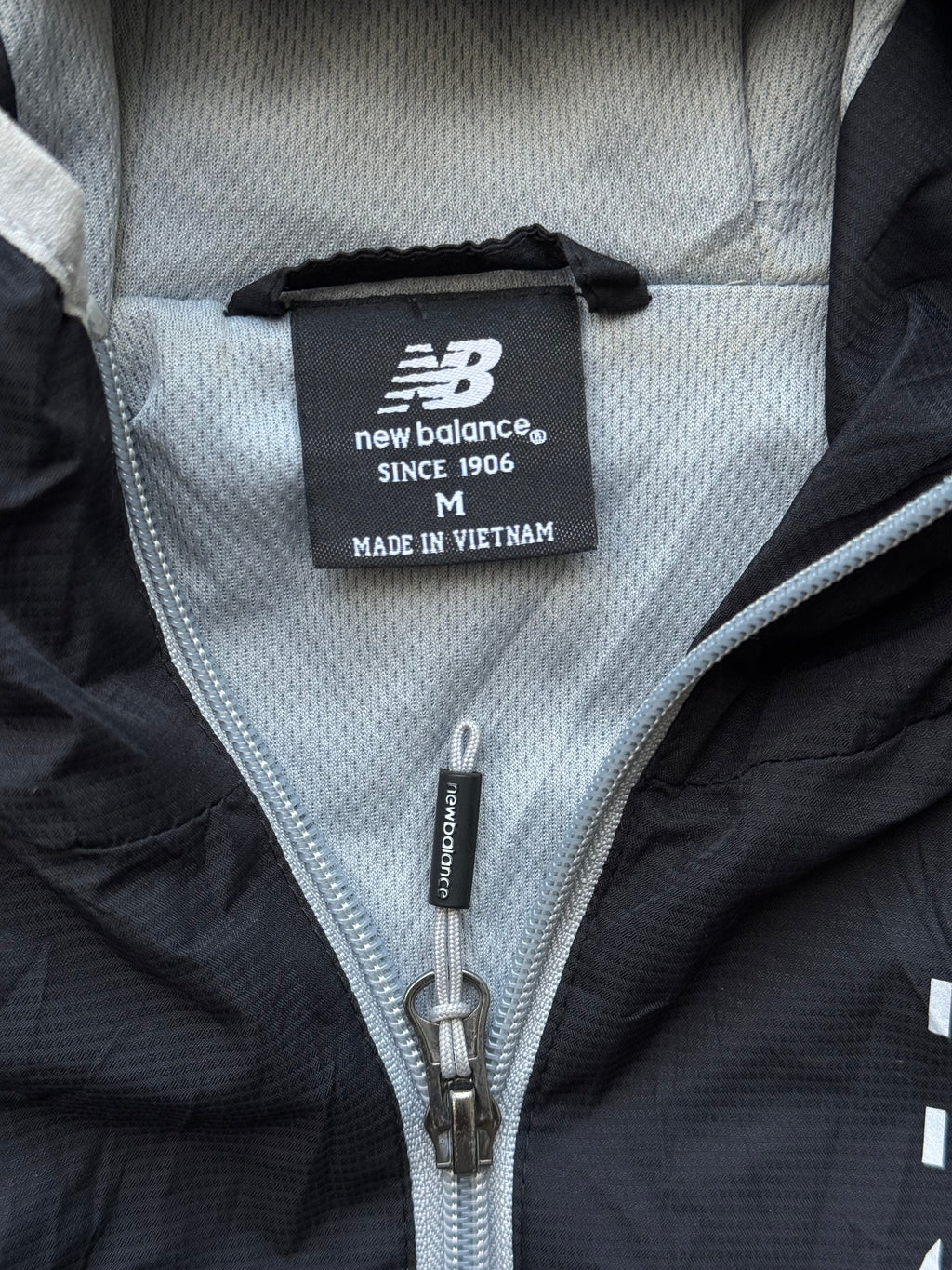 NEW BALANCE LIGHTWEIGHT HOODED WINDBREAKER -M