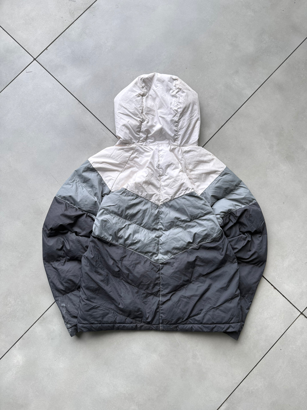 WHITE NIKE HOODE PUFFER JACKET -[S]