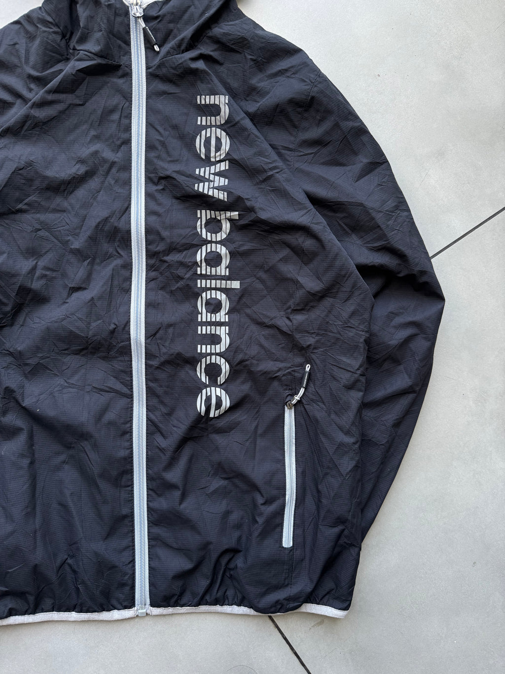 NEW BALANCE LIGHTWEIGHT HOODED WINDBREAKER -M
