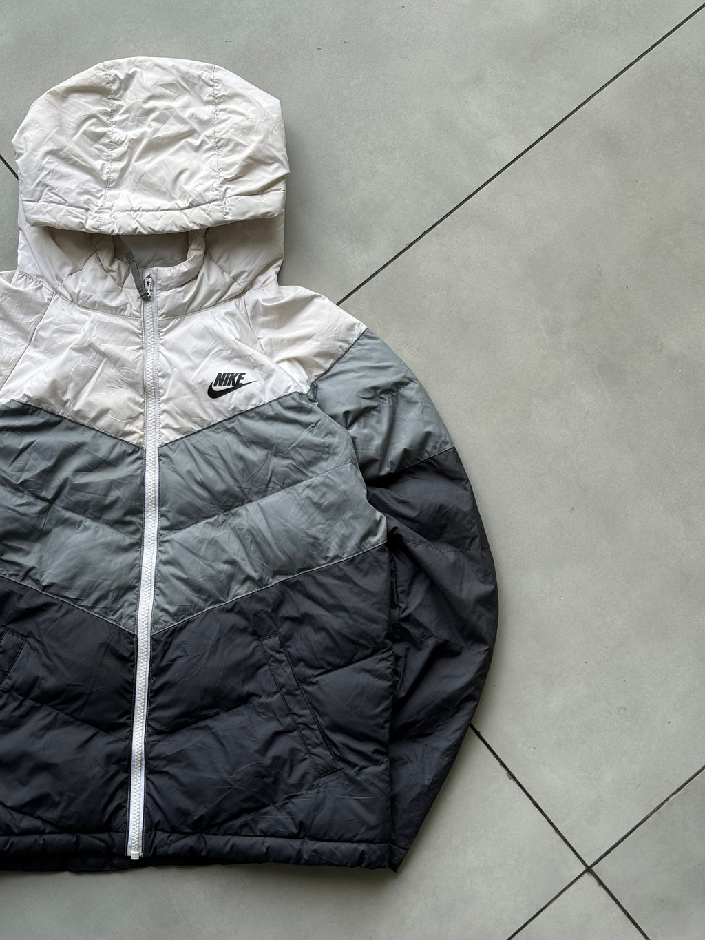 WHITE NIKE HOODE PUFFER JACKET -[S]
