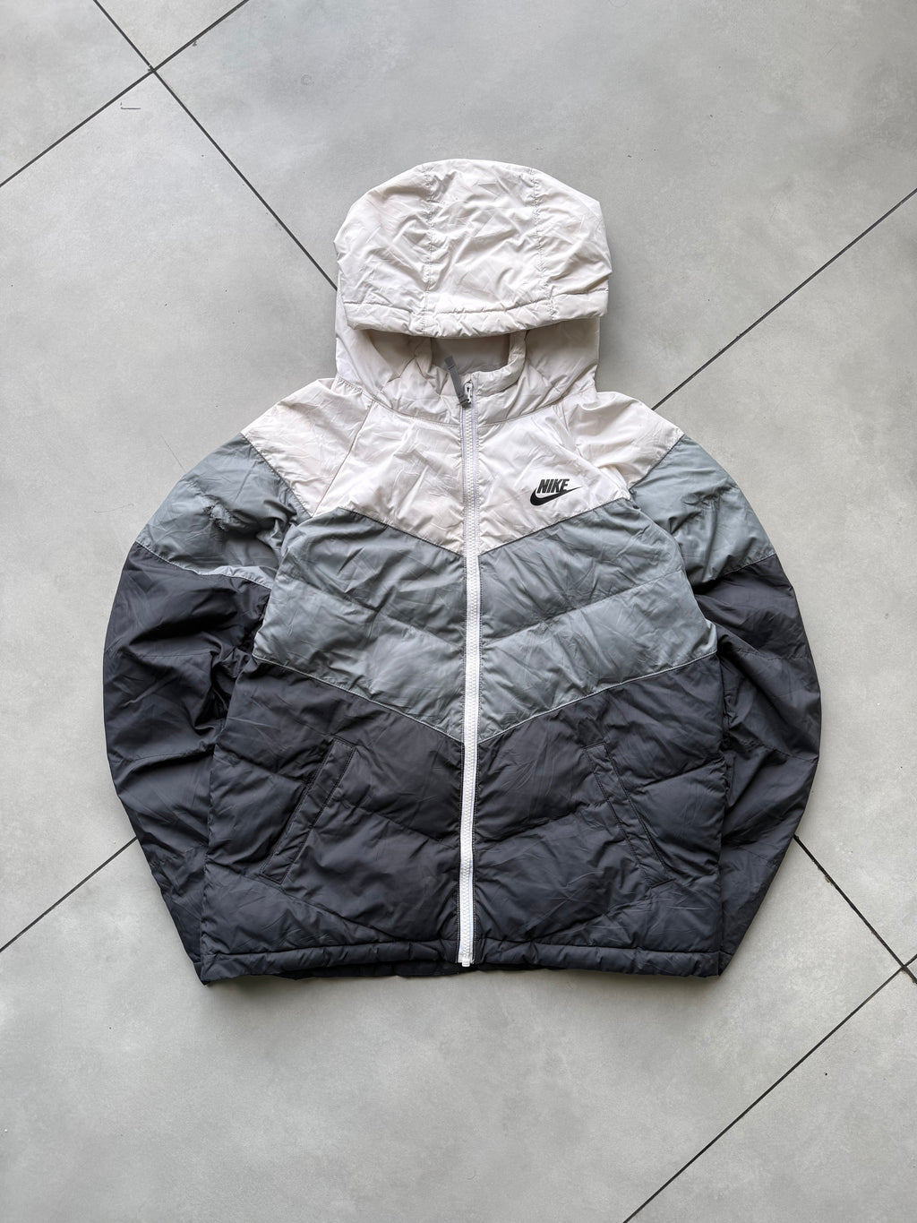 WHITE NIKE HOODE PUFFER JACKET -[S]