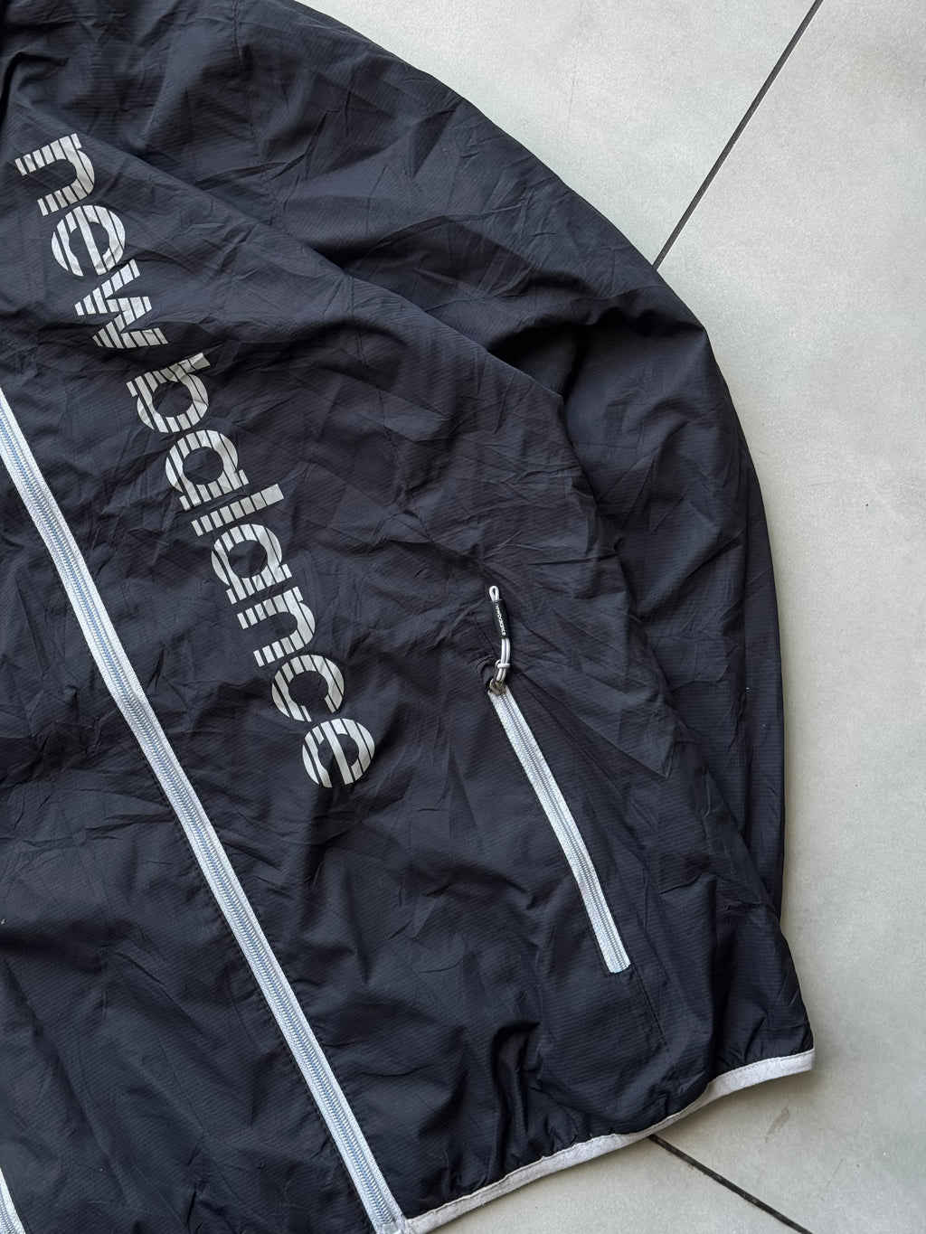 NEW BALANCE LIGHTWEIGHT HOODED WINDBREAKER -M