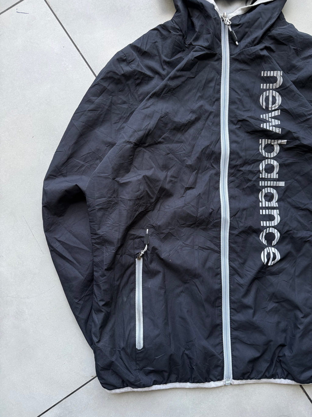 NEW BALANCE LIGHTWEIGHT HOODED WINDBREAKER -M